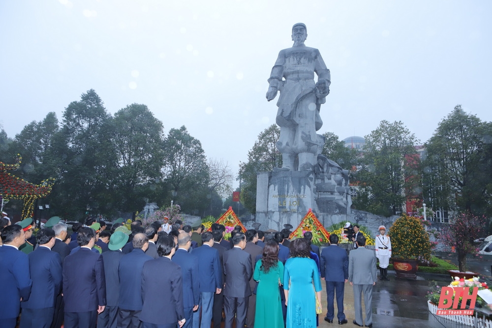 Đoàn đại biểu tỉnh Thanh Hóa dâng hoa, dâng hương tưởng niệm Anh hùng dân tộc Lê Lợi, Chủ tịch Hồ Chí Minh, Mẹ Việt Nam anh hùng và các anh hùng liệt sĩ 