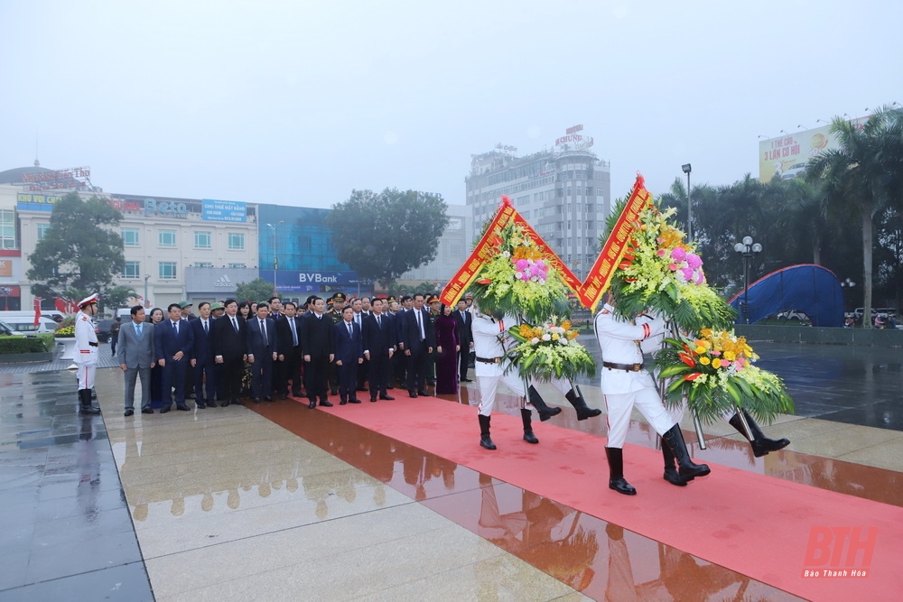 Đoàn đại biểu tỉnh Thanh Hóa dâng hoa, dâng hương tưởng niệm Anh hùng dân tộc Lê Lợi, Chủ tịch Hồ Chí Minh, Mẹ Việt Nam anh hùng và các anh hùng liệt sĩ 