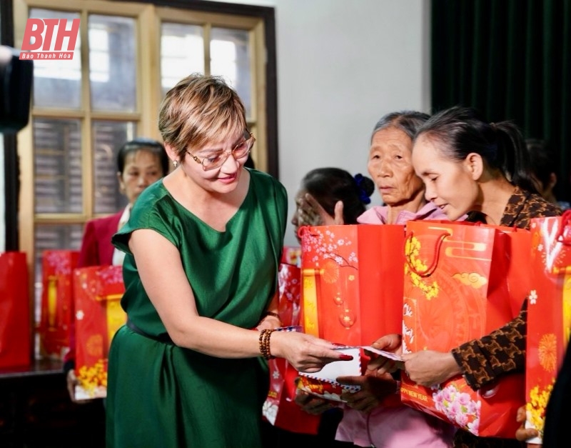 Liên hiệp Hội phụ nữ Việt Nam tại CHLB Đức trao quà cho hội viên, phụ nữ khó khăn huyện Yên Định