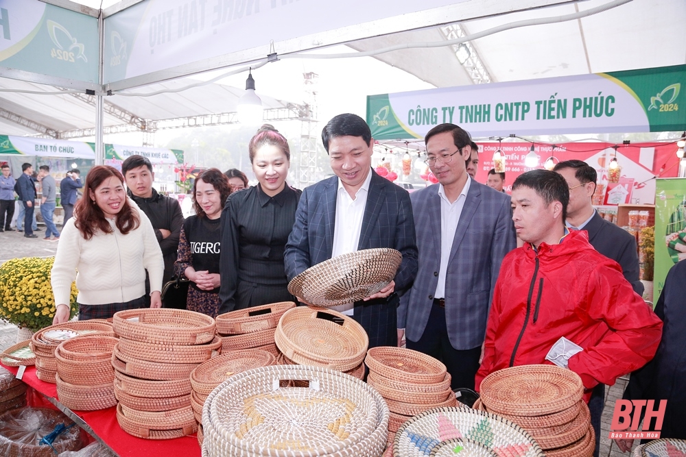 Phó Chủ tịch UBND tỉnh Lê Đức Giang kiểm tra Hội chợ quảng bá, trưng bày các sản phẩm nông nghiệp, sản phẩm OCOP