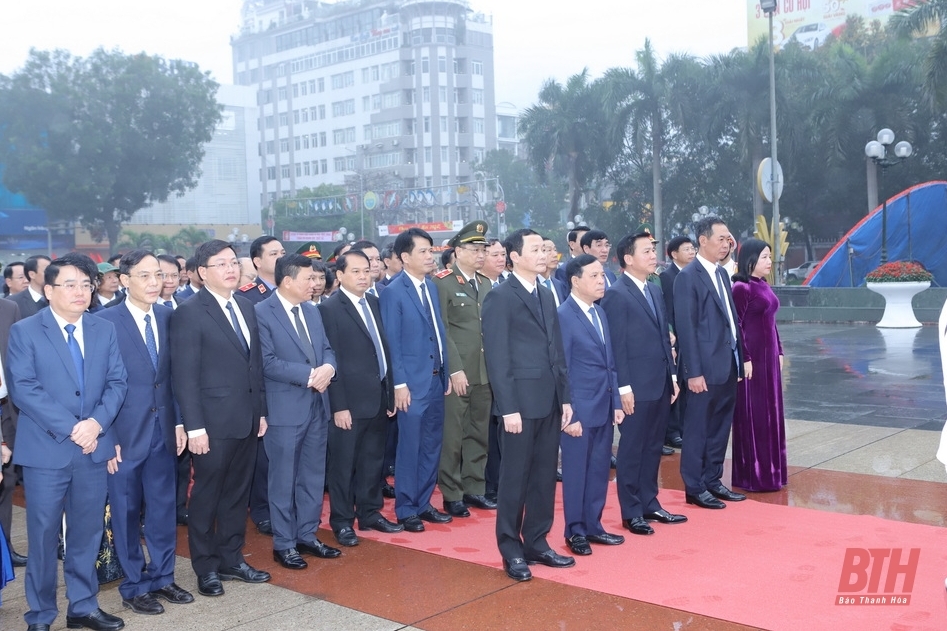 Đoàn đại biểu tỉnh Thanh Hóa dâng hoa, dâng hương tưởng niệm Anh hùng dân tộc Lê Lợi, Chủ tịch Hồ Chí Minh, Mẹ Việt Nam anh hùng và các anh hùng liệt sĩ 