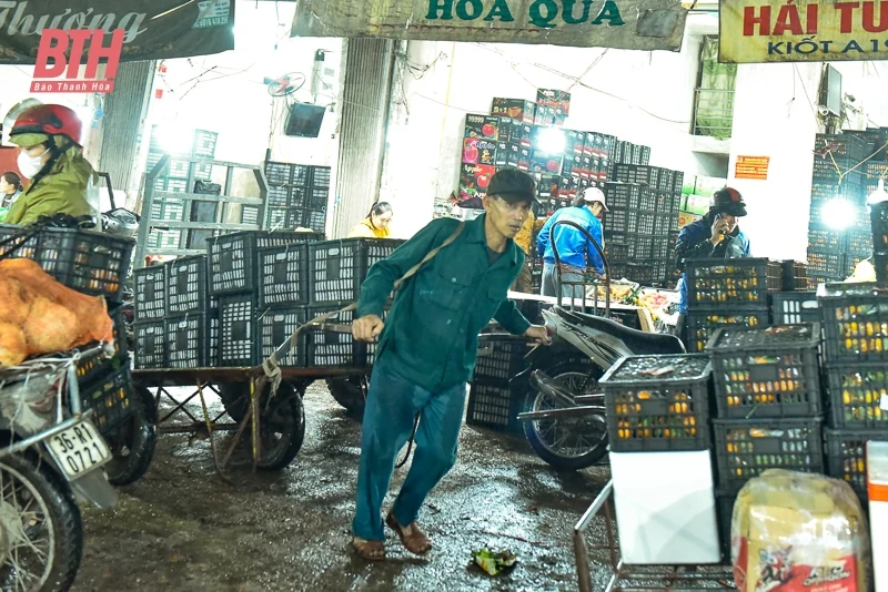 Mưu sinh ở chợ đầu mối lớn nhất xứ Thanh ngày cận Tết