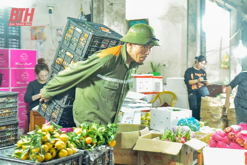 Mưu sinh ở chợ đầu mối lớn nhất xứ Thanh ngày cận Tết