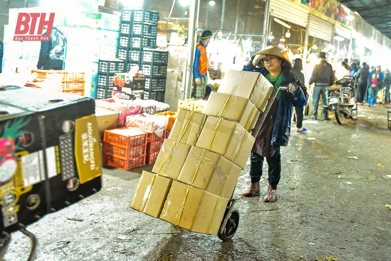 Mưu sinh ở chợ đầu mối lớn nhất xứ Thanh ngày cận Tết