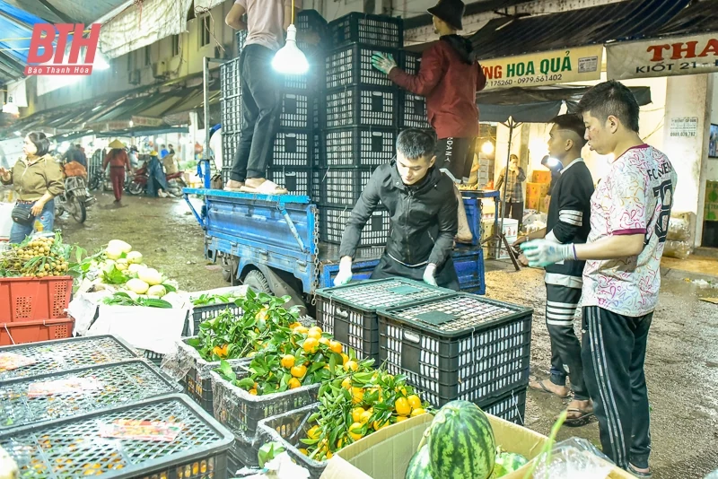Mưu sinh ở chợ đầu mối lớn nhất xứ Thanh ngày cận Tết