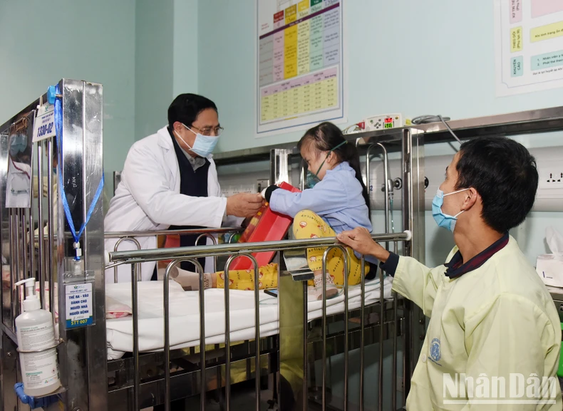 Vượt mọi khó khăn, nỗ lực bảo đảm công tác khám chữa bệnh phục vụ nhân dân dịp Tết