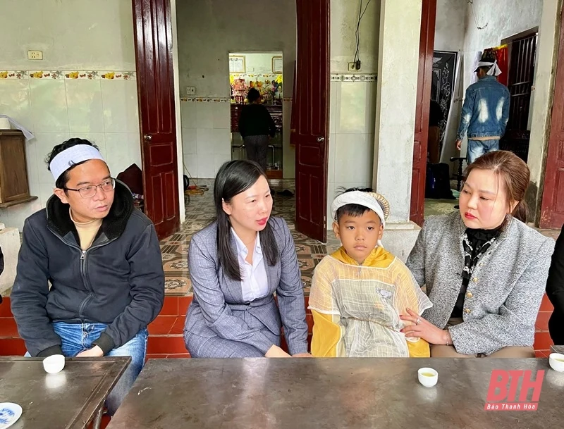 Thăm hỏi, động viên gia đình có người bị thiệt mạng do đuối nước ở huyện Vĩnh Lộc