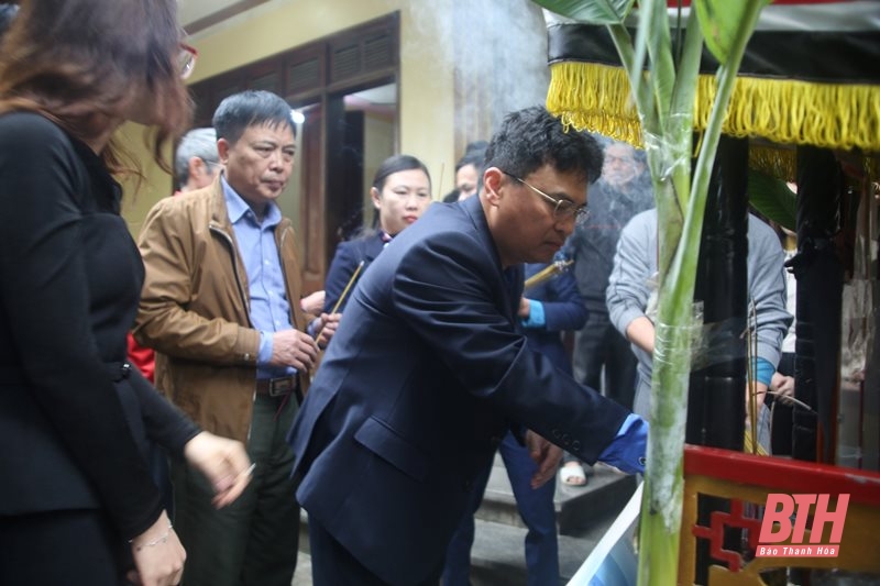 Ban An toàn giao thông tỉnh thăm viếng, hỗ trợ gia đình các nạn nhân tử vong trong vụ tai nạn giao thông tại cầu vượt Phú Sơn