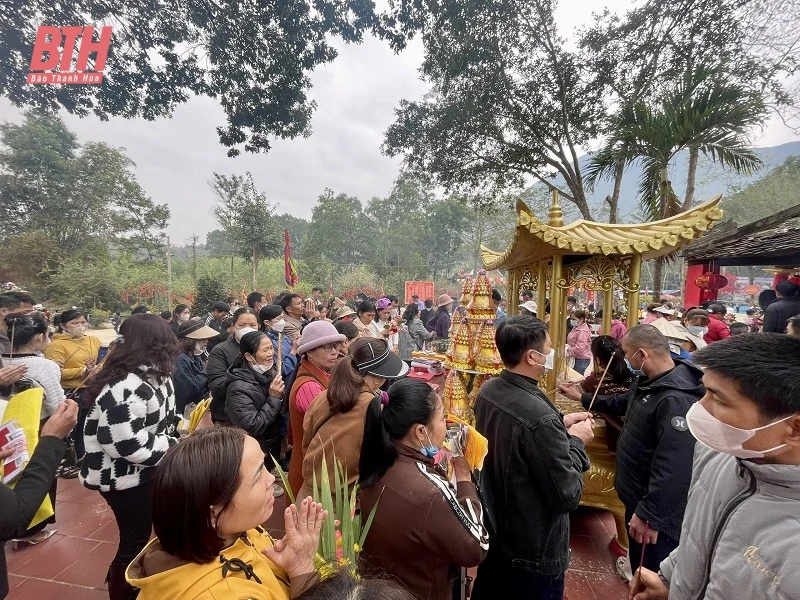 Hàng nghìn người dân và du khách trẩy hội Phủ Na