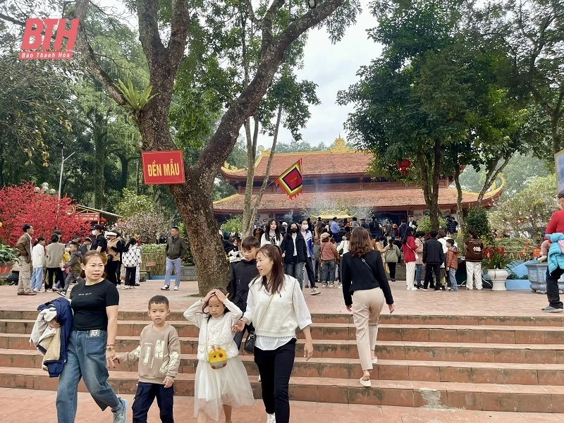 Hàng nghìn người dân và du khách trẩy hội Phủ Na