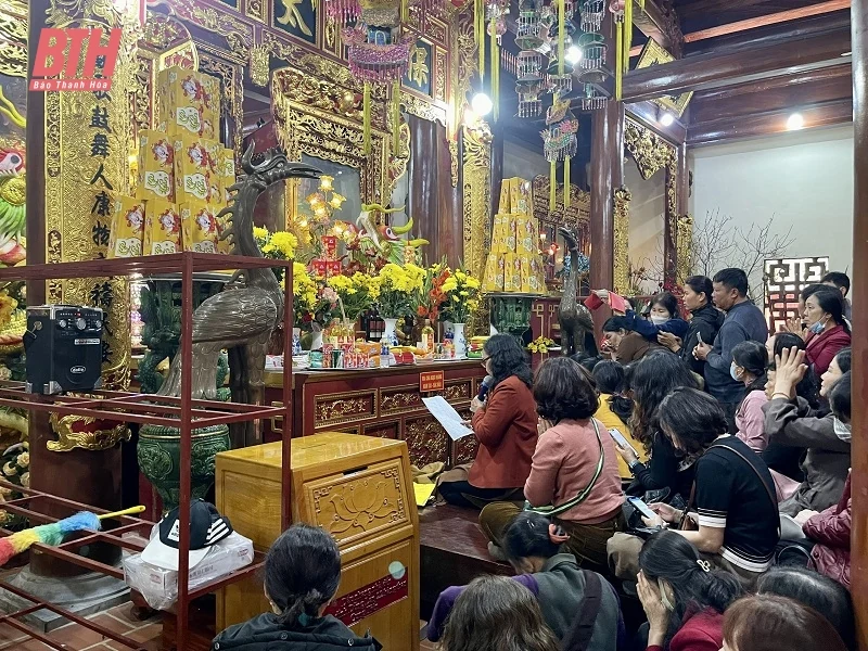 Hàng nghìn người dân và du khách trẩy hội Phủ Na