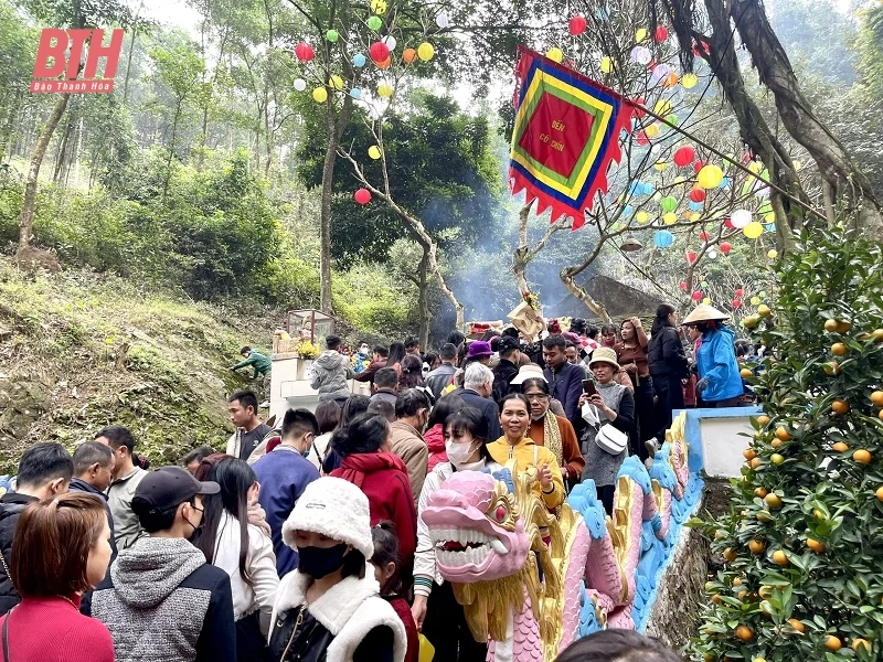 Hàng nghìn người dân và du khách trẩy hội Phủ Na