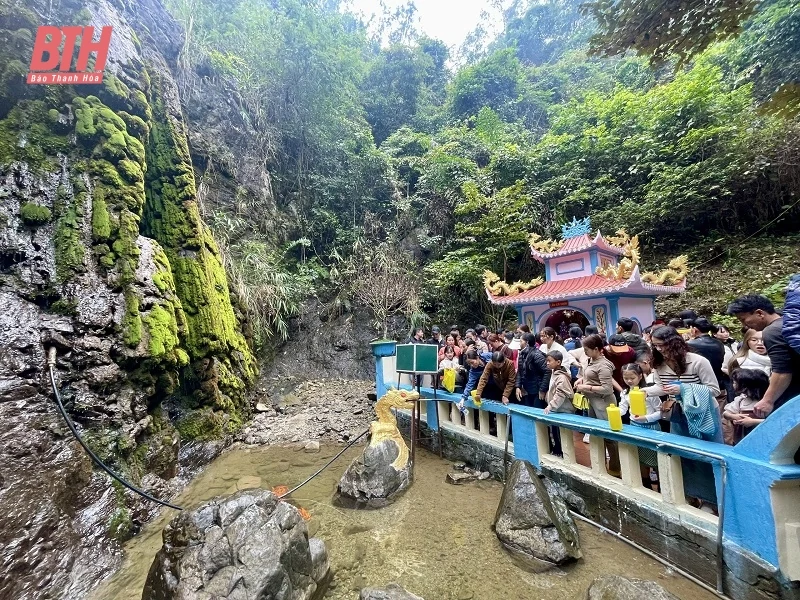 Hàng nghìn người dân và du khách trẩy hội Phủ Na