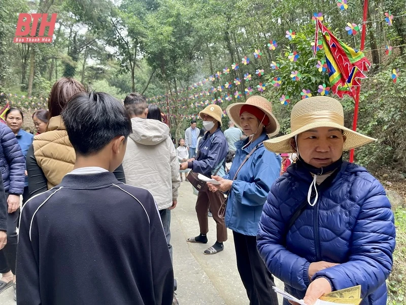 Hàng nghìn người dân và du khách trẩy hội Phủ Na