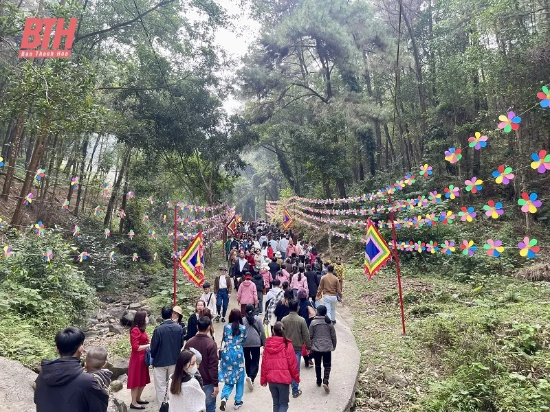 Hàng nghìn người dân và du khách trẩy hội Phủ Na