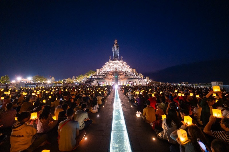 Hàng trăm ngàn du khách lên núi Bà Đen, Tây Ninh mỗi ngày để dâng đăng cầu an dịp đầu xuân năm mới