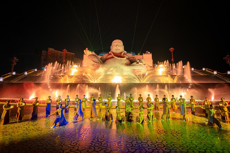 Hàng trăm ngàn du khách lên núi Bà Đen, Tây Ninh mỗi ngày để dâng đăng cầu an dịp đầu xuân năm mới