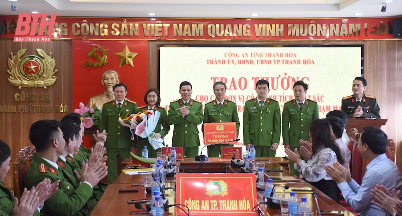 Trao thưởng cho 2 đơn vị có thành tích xuất sắc trong đấu tranh triệt phá 2 chuyên án ma túy số lượng lớn