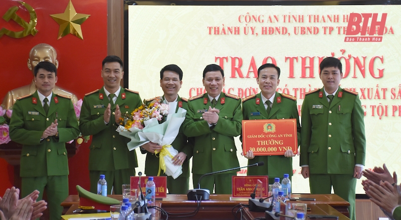 Trao thưởng cho 2 đơn vị có thành tích xuất sắc trong đấu tranh triệt phá 2 chuyên án ma túy số lượng lớn