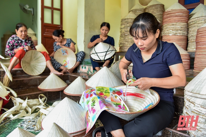 Những người phụ nữ giữ gìn làng nghề làm nón lá truyền thống Xuân Lộc