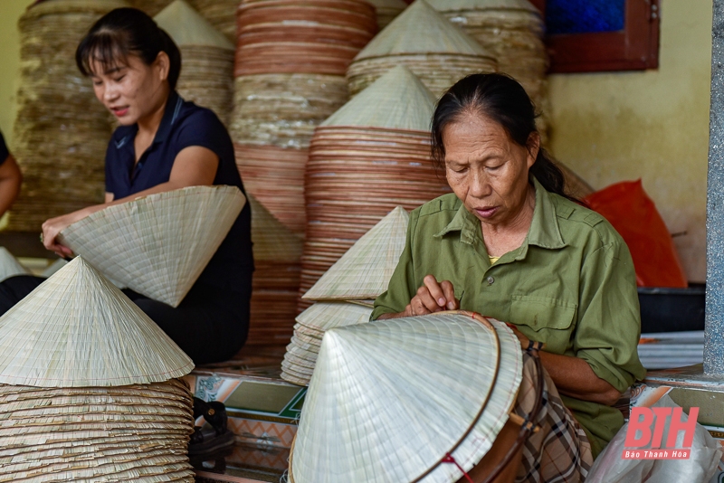 Những người phụ nữ giữ gìn làng nghề làm nón lá truyền thống Xuân Lộc