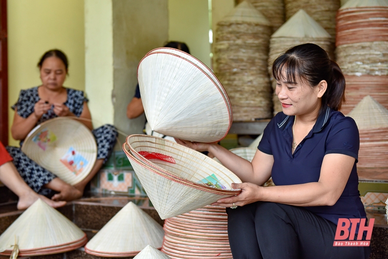 Những người phụ nữ giữ gìn làng nghề làm nón lá truyền thống Xuân Lộc