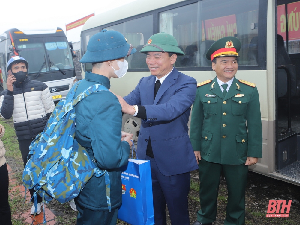 Bí thư Tỉnh ủy Đỗ Trọng Hưng dự lễ giao nhận quân, động viên thanh niên huyện Quảng Xương lên đường nhập ngũ