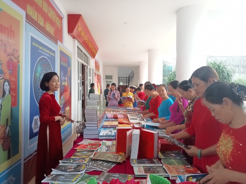 Hưởng ứng Tuần lễ áo dài Việt Nam trong dịp kỷ niệm Ngày Quốc tế Phụ nữ (8/3)