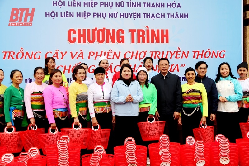 Ra quân trồng cây và tổ chức phiên chợ truyền thông phòng, chống rác thải nhựa