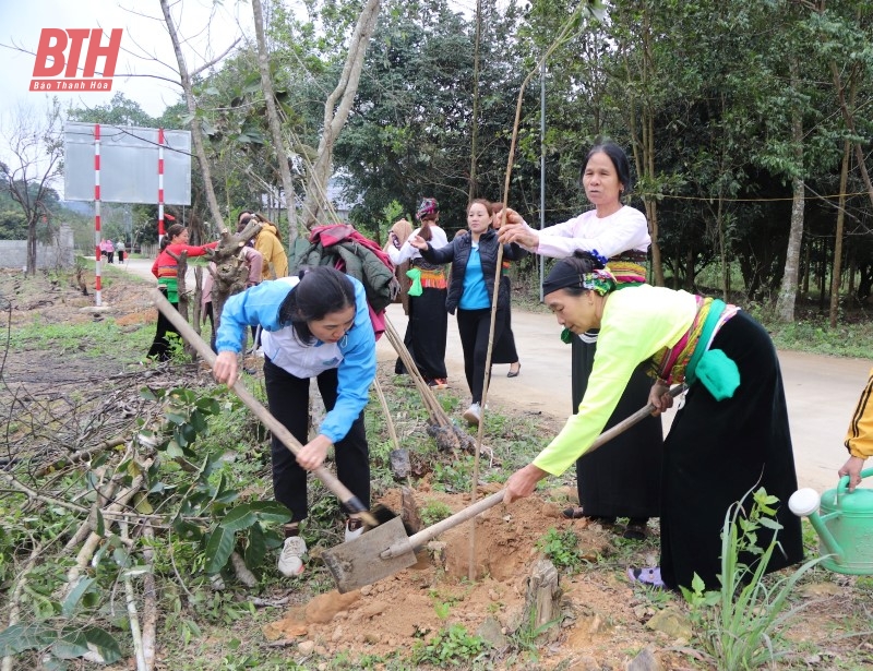 Ra quân trồng cây và tổ chức phiên chợ truyền thông phòng, chống rác thải nhựa