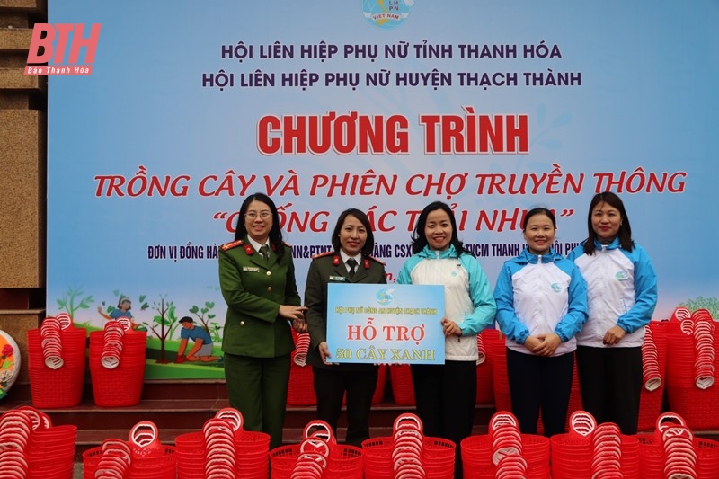 Ra quân trồng cây và tổ chức phiên chợ truyền thông phòng, chống rác thải nhựa