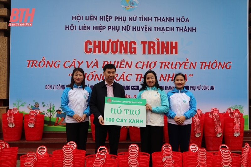 Ra quân trồng cây và tổ chức phiên chợ truyền thông phòng, chống rác thải nhựa