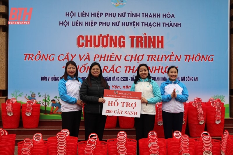 Ra quân trồng cây và tổ chức phiên chợ truyền thông phòng, chống rác thải nhựa