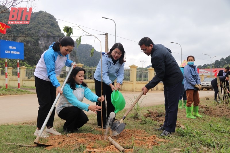 Ra quân trồng cây và tổ chức phiên chợ truyền thông phòng, chống rác thải nhựa