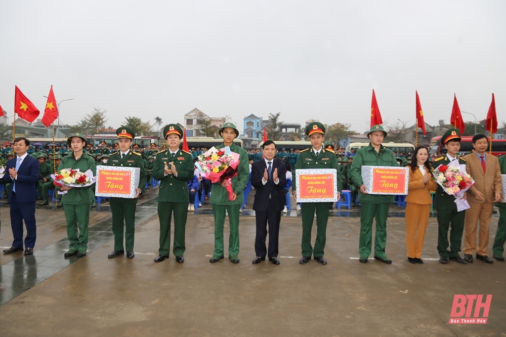 Phó Bí thư Thường trực Tỉnh ủy Lại Thế Nguyên dự lễ giao, nhận quân tại Hoằng Hóa