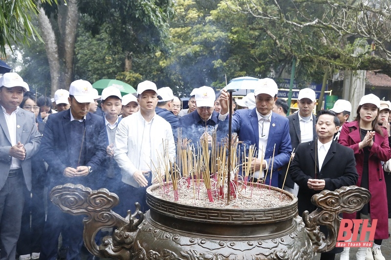 Hội Doanh nhân trẻ Thanh Hóa dâng hương tại đất Tổ