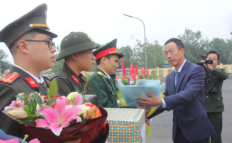 Các đồng chí Ủy viên Ban Thường vụ Tỉnh ủy, Thường trực HĐND, UBND tỉnh dự Lễ giao nhận quân tại các địa phương trong tỉnh