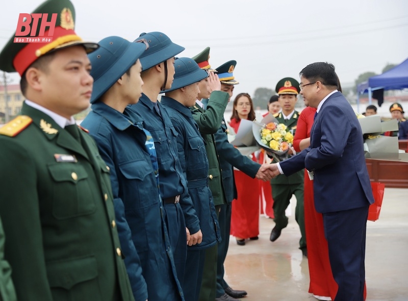 Các đồng chí Ủy viên Ban Thường vụ Tỉnh ủy, Thường trực HĐND, UBND tỉnh dự Lễ giao nhận quân tại các địa phương trong tỉnh