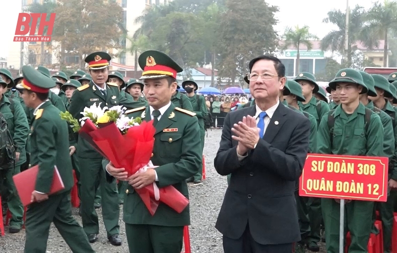 Các đồng chí Ủy viên Ban Thường vụ Tỉnh ủy, Thường trực HĐND, UBND tỉnh dự Lễ giao nhận quân tại các địa phương trong tỉnh