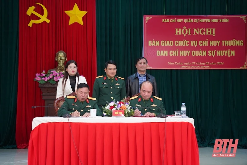 Bàn giao chức vụ Chỉ huy trưởng Ban chỉ huy quân sự huyện Như Xuân