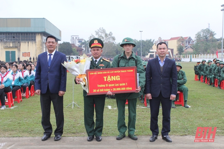 Các đồng chí Ủy viên Ban Thường vụ Tỉnh ủy, Thường trực HĐND, UBND tỉnh dự Lễ giao nhận quân tại các địa phương trong tỉnh