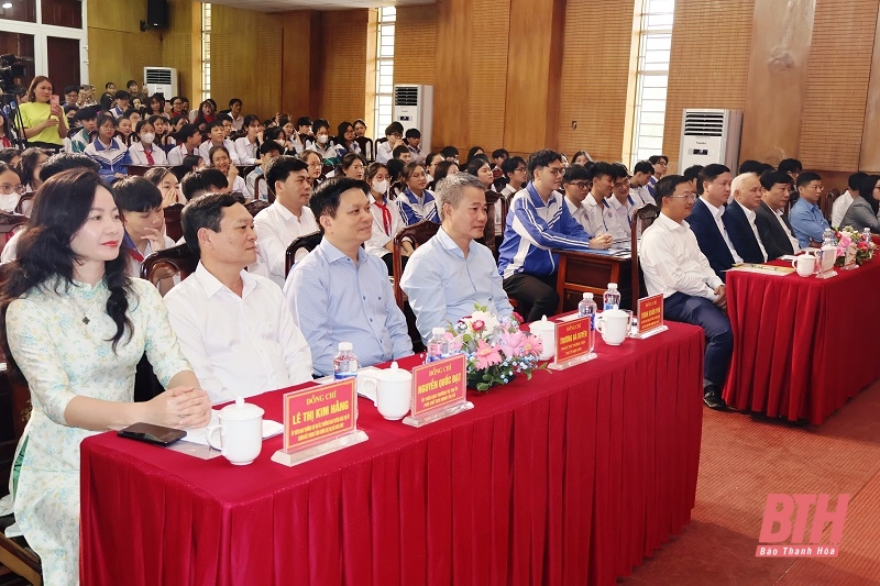 Thị xã Nghi Sơn tuyên dương, khen thưởng giáo viên, học sinh có thành tích xuất sắc trong kỳ thi học sinh giỏi cấp tỉnh