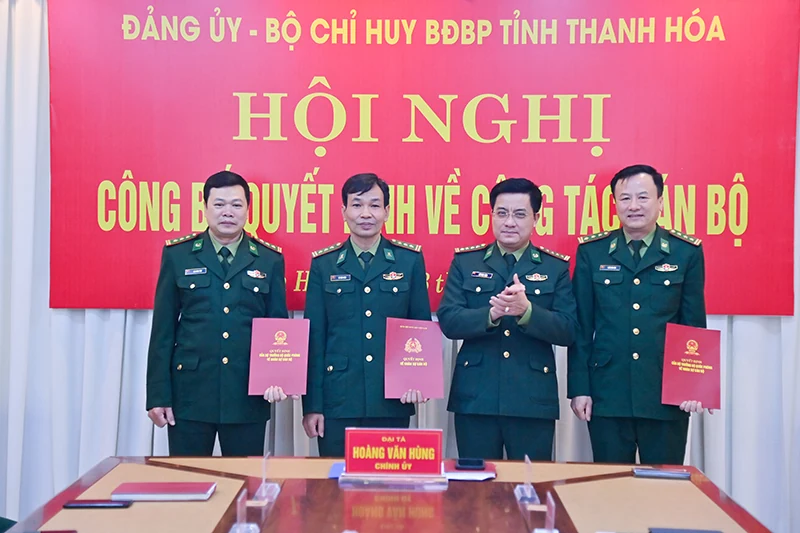 Bộ đội Biên phòng tỉnh công bố, trao quyết định công tác cán bộ
