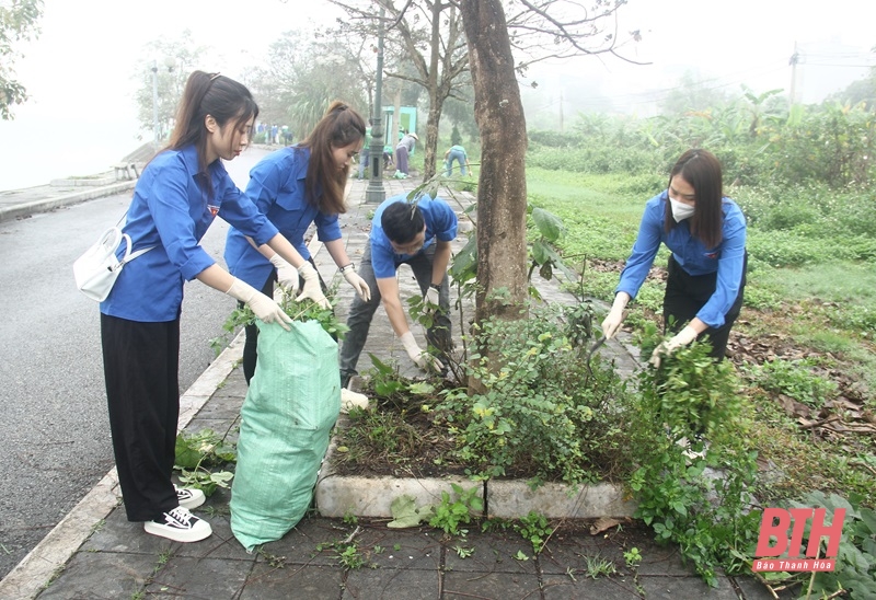 Ra quân tổng dọn vệ sinh môi trường khu vực hồ Đồng Chiệc