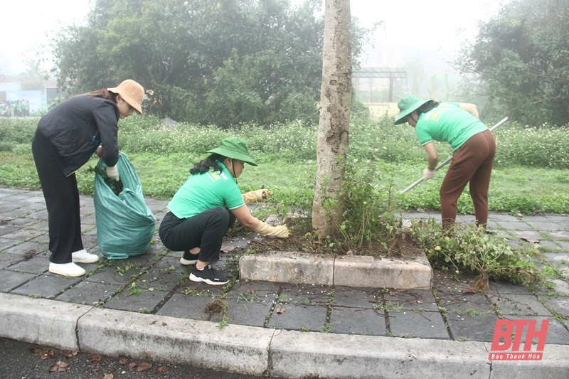 Ra quân tổng dọn vệ sinh môi trường khu vực hồ Đồng Chiệc