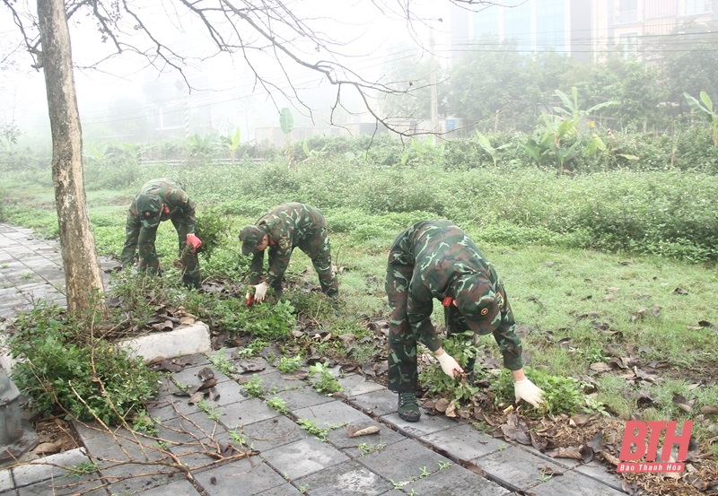 Ra quân tổng dọn vệ sinh môi trường khu vực hồ Đồng Chiệc