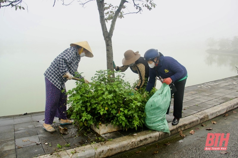 Ra quân tổng dọn vệ sinh môi trường khu vực hồ Đồng Chiệc