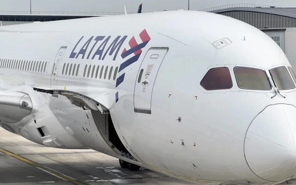 Máy bay của LATAM Airlines bất ngờ rung lắc mạnh khiến 50 hành khách bị thương