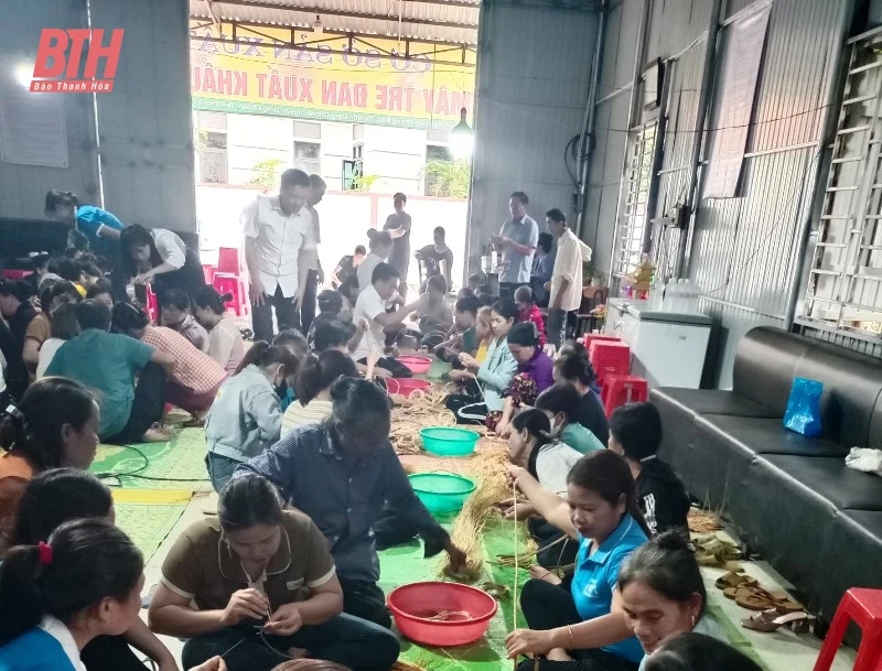 Đào tạo nghề mây tre đan cho 100 hội viên phụ nữ thị trấn Lang Chánh