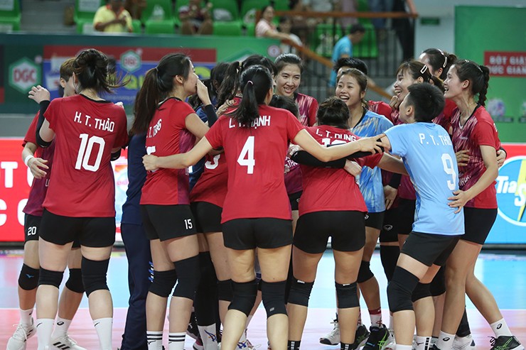 Tuyên dương đội bóng chuyền nữ Xi măng Long Sơn Thanh Hóa thi đấu thành công tại giai đoạn 1 - Giải VĐQG 2024